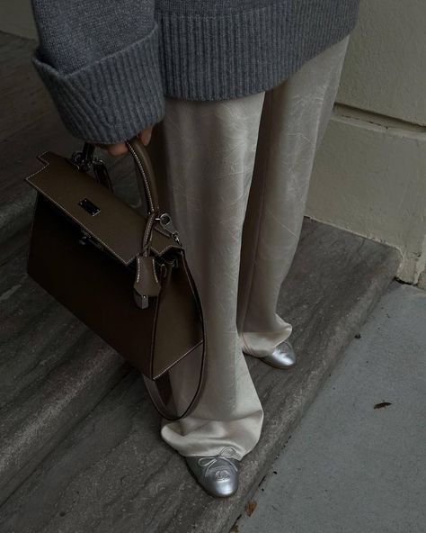 #chanel #hermes #outfits Winter Fits, Mode Inspo, 가을 패션, Mode Vintage, Looks Style, Fall Looks, Fall Winter Outfits, Wide Leg Jeans, Autumn Winter Fashion