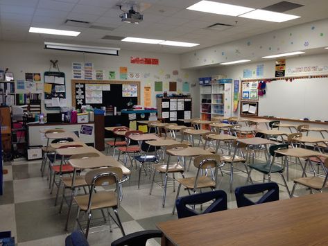 How I Organize My 5th and 6th Grade Classroom | Technically Speaking with Amy High School Social Studies Classroom, Middle School Classroom Organization, High School History Classroom, Classroom Seating Arrangements, Classroom Arrangement, Science Room, Classroom Interior, High School Books, Classroom Pictures