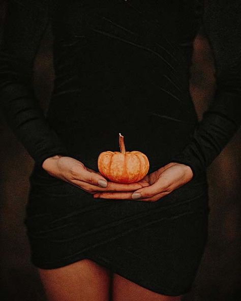 Pumpkin Announcement Pregnancy, Little Pumpkin Pregnancy Announcement, Halloween Pregnancy Announcement Photos, Pregnancy Halloween Announcement, Cute Fall Pregnancy Announcements, Pregnancy Announcement Pictures Fall, Fall Themed Pregnancy Announcement, Pumpkin Baby Announcement With Sibling, Baby Anouncment Ideas Fall