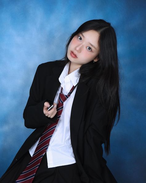 Korean Uniform School, Chinese Tiktok, Photo Yearbook, Yearbook Photoshoot, Korean Photoshoot, Group Picture Poses, Red Hair Inspiration, American High School, Studio Poses