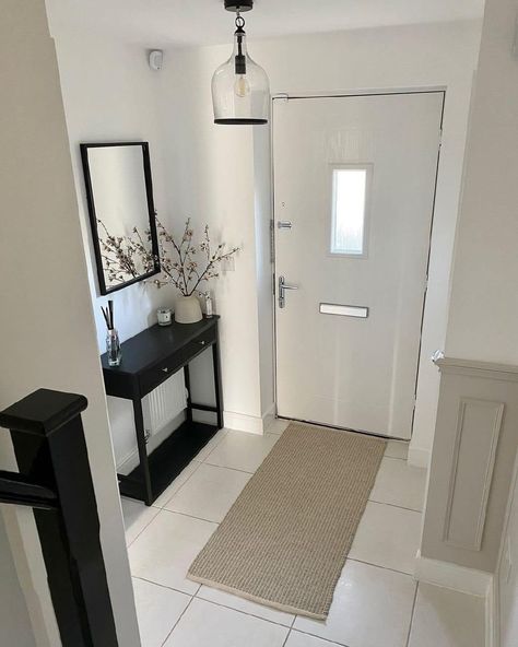 Small Apartment Inspiration, Table Hallway, White Console Table, Apartment Entryway, Black Console Table, Welcoming Home, Home Entryway, Metal Console Table, Wooden Console Table