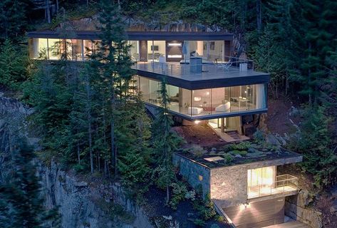 studio NminusOne builds the khyber ridge house into a cliff Cullen House Twilight, Slope House Design, Slope House, Hillside House, Cliff House, Unusual Homes, Pergola Designs, Mountain House, House Architecture Design