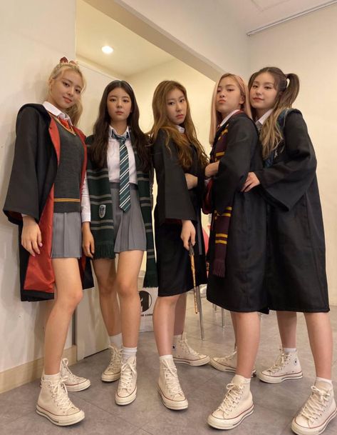 Harry Potter Kostüm, Best Group Halloween Costumes, Hogwarts Outfits, Group Halloween Costumes, School Uniforms, Costume Halloween, Kpop Girl Groups, Halloween Outfits, Aesthetic Art