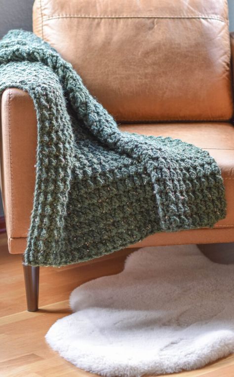 Chunky Crochet Throw Blanket, Bernat Blanket Patterns, Chunky Crochet Throw, Quick Crochet Blanket, Mama In A Stitch, Modern Haken, Chunky Crochet Blanket Pattern, Christmas Crochet Blanket, Large Crochet Hooks