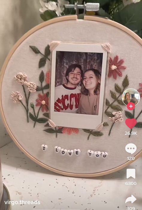 Instax Embroidery Hoop, Embroidery Photo Hoop, Polaroid Embroidery Hoop, Embroidery Hoop Polaroid Frame, Photo Embroidery Hoop Ideas, Picture Embroidery Ideas, Embroidery Gifts For Boyfriend, Embroidery Hoop Frame, Embroidery With Photo