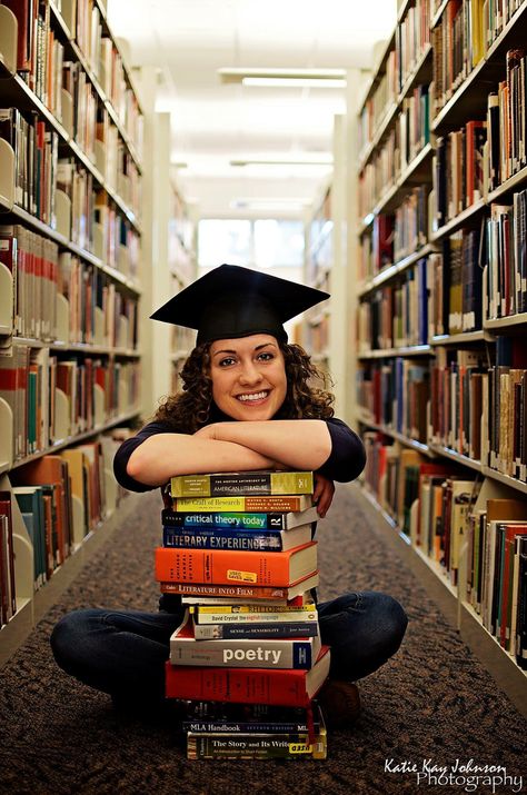 Library Photo Shoot, College Grad Pictures, College Grad Pics, Graduation Photoshoot Ideas, Grad Picture Ideas, College Grad Photos, Nursing Graduation Pictures, Graduation Pic Ideas, Grad Poses