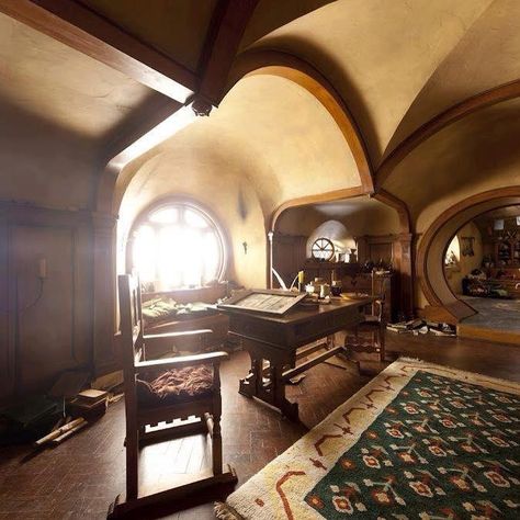 Bag End Hobbit House Interior, Casa Do Hobbit, Hobbit Bilbo, Bag End, Casa Hobbit, Earth Sheltered, Hobbit Hole, Bilbo Baggins, An Unexpected Journey