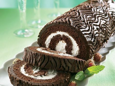 Yule Log - An impressive chocolate cake roll filled with creamy vanilla frosting will keep the home fires burning throughout the holiday season! Log Cake Recipe, Yule Log Cake Recipe, Yule Log Recipe, Chocolate Yule Log, Chocolate Roll Cake, Yule Log Cake, Log Cake, Chocolate Roll, Torte Cupcake