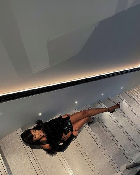 Staircase Pictures, Billionaire Luxury, Birthday Captions Instagram, Mirror Selfie Poses, Creative Products, Dark Feminine Aesthetic, Luxury Lifestyle Dreams, Instagram Pose, Instagram Photo Inspiration