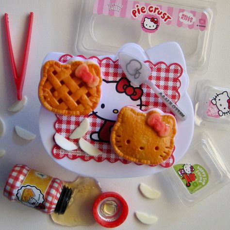 Hello Kitty x Miniverse Apple Pie set! 🍏♥️ #hellokitty #sanrio #miniverse #miniature #miniaturefood #miniatures #miniaturephotography #macro #macrophotography #hellokittycore #hellokittyminiature #miniaturetoy #toy #toyphotography Sanrio Baking, Alien House, Hello Kitty Gifts, Miniature Photography, Miniature Things, Future Ideas, Toys Photography, Miniature Toys, Miniature Food