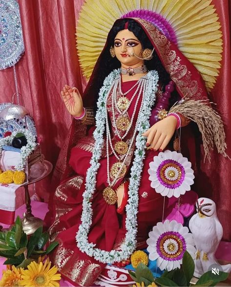 Ma Lakshmi, Puja Decoration, Maa Laxmi, Devin Art, Happy Durga Puja, Bengali Culture, Indian Goddess Kali, Terracotta Art, Alpona Design