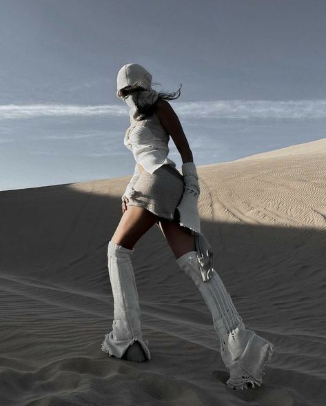 Sand Dunes Outfit, Desert Photoshoot Ideas, Sand Dunes Photoshoot, Sporty Y2k, Desert Photoshoot, Look Festival, Set Outfits, Photoshoot Themes, Futuristic Fashion