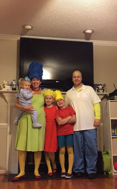 Simpsons Family Costume, The Simpsons Costumes, Simpsons Costumes, Home Halloween Party, Halloween Decor Inspiration, Boy Cosplay, Year End Party, Family Costume Ideas, Spooky Fashion