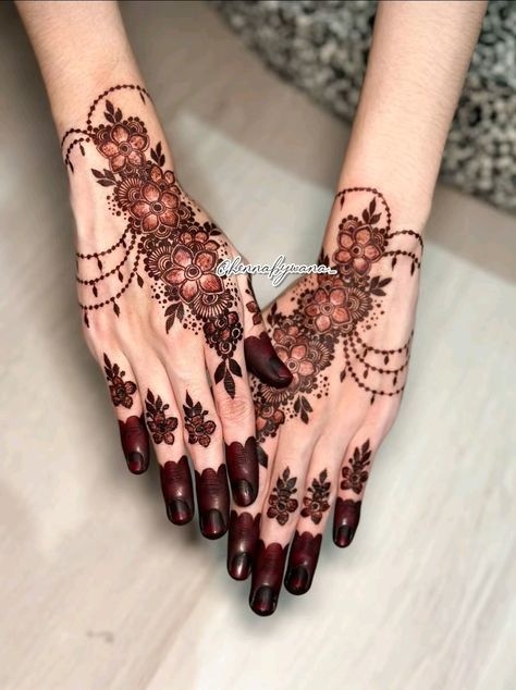 Henna Merah Pengantin, Wedding Henna Designs Brides Simple, Simple Wedding Henna Designs, Henna Wedding Maroon, Henna Nikah, Homemade Dresses, White Henna Designs, New Henna Designs, Wedding Henna Designs