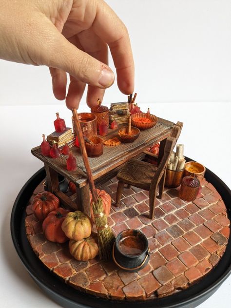 A miniature scene in a glass dome.  A miniature kitchen table with pumpkins,  pots and a broom Halloween Glass Domes, Mini Halloween Scene, Miniature Fall Scene, Miniature Scenes Diy, Miniature Pumpkin Patch, Halloween Diaroma Ideas, Fall Miniature Scenes, Miniature Display Ideas, Miniature Halloween Scenes