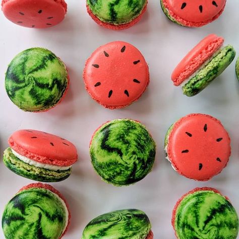 Cocomelon Macaroons, Watermelon Macaron, Watermelon Macarons, Cute Macaroons, Macaron Designs, Themed Macarons, Macarons Ideas, Macaron Decoration, Macaron Flavors