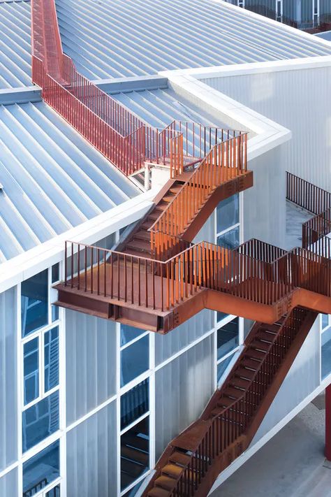 Roof Stairs, Outside Staircase, Exterior Staircase, Staircase Architecture, Building Connections, Indoor Courtyard, Light Structure, Steel Stairs, Stairs Architecture