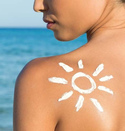 We know you're going to want to tan as the weather warms, just be smart about it! Home Remedies For Sunburn, Sunscreen For Sensitive Skin, Sunburn Remedies, Tan Removal, Natural Sunscreen, Protector Solar, After Sun, Daily Skin Care Routine, Daily Skin Care