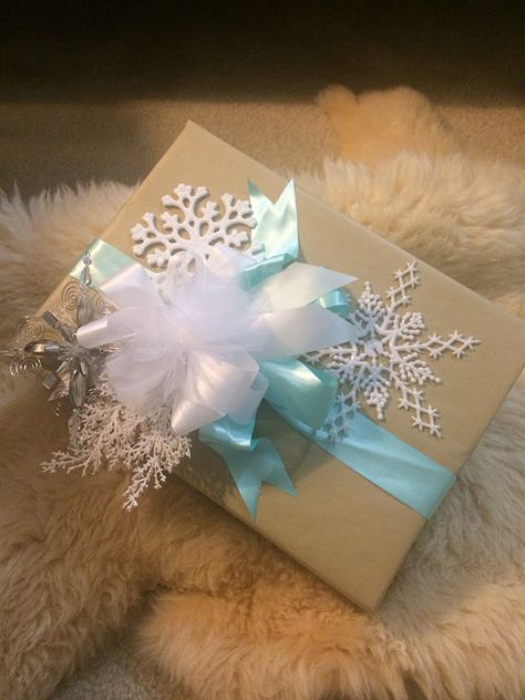 Frozen inspired gift wrap Frozen Gift Wrapping Ideas, Frozen Gifts, Christmas Present Wrap, Frozen Frozen, Wrapping Inspiration, Bridal Gift Wrapping Ideas, Bff Birthday, Gift Wrapping Ideas, Gift Wrapping Inspiration