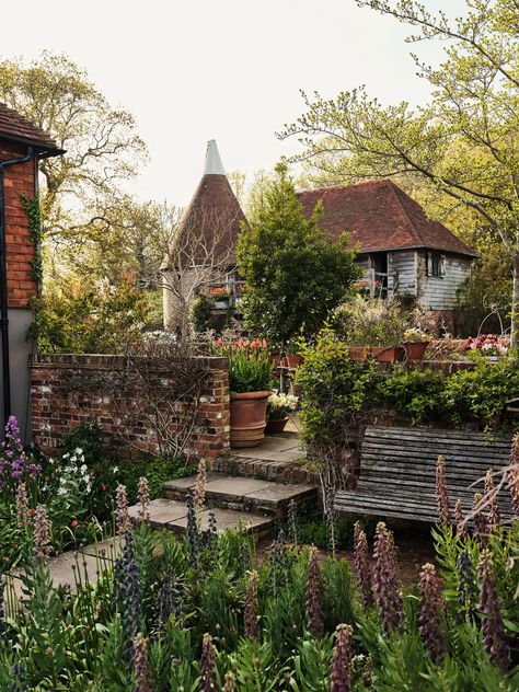 25 beautiful British gardens to visit for every season | House & Garden Driveway Border, British Gardens, Cottage Garden Borders, Court Yard, Prairie Garden, Herbaceous Border, British Garden, Red And White Roses, Garden Idea