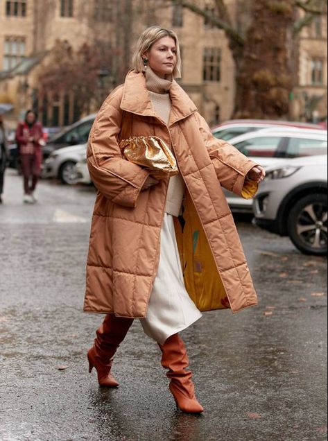 Winter Ready: What to Wear in 30-Degree Weather | Who What Wear 30 Degree Weather Outfit, Degree Outfit, Oversized Winter Coat, Mode Dope, Winter White Outfit, London Fashion Week Street Style, Cold Weather Outfit, Chique Outfits, Looks Street Style