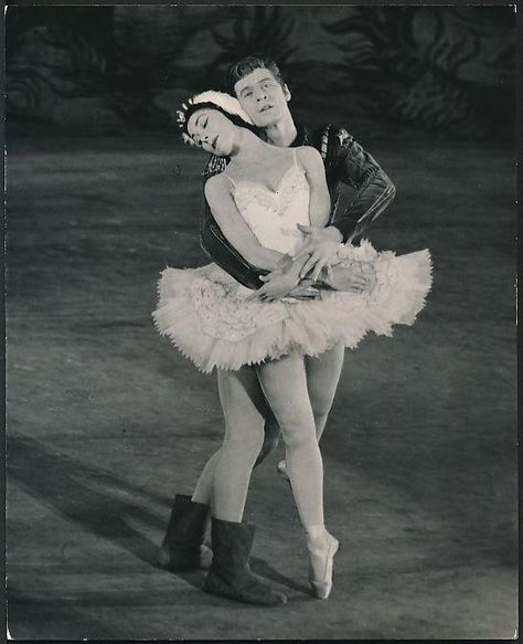 Ballerina On Stage, Ballet Swan Lake, Margot Fonteyn, Rudolf Nureyev, Lake Girl, Russian Ballet, Ballet Photos, Classical Ballet, Black And White Theme