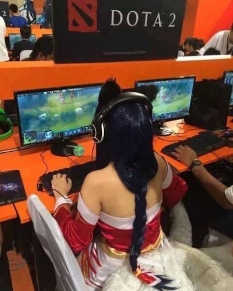 Liga Legend, Ahri Lol, Funny Gaming Memes, League Memes, Ahri League, Elvira Mistress Of The Dark, League Of Legends Game, Pinterest Memes, Lol League Of Legends