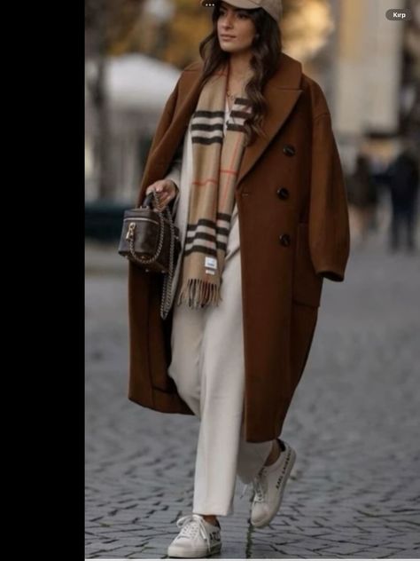 Brown Coat Outfit, Chic Fashion Style, Casual Fashion Style, New York Outfits, European Outfit, Hijab Trends, Snow Outfit, Classy Casual Outfits, Red Pants