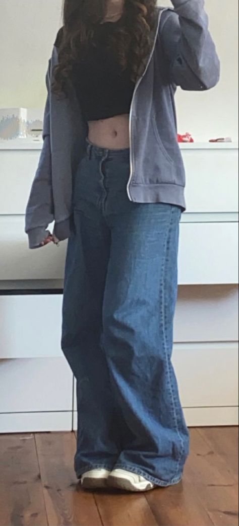 Baggy Jeans And Jacket Outfit, Outfit Ideas Blue Baggy Jeans, How To Style Dark Blue Baggy Jeans, Dark Blue Cargo Jeans Outfit, Baggy Jeans Outfit 90s Women, Dark Wash Baggy Jeans Outfit, Very Baggy Jeans Outfit, Baggy Dark Blue Jeans Outfit, Dark Blue Jacket Outfit