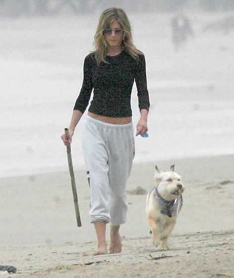 Jennifer Aniston and Norman Jennifer Aniston Beach Style, Angelina Jolie Billy Bob, Jen Aniston Style, Jennifer Anniston Style, After The Breakup, Billy Bob Thornton, Rupert Everett, Brad And Jen, Jeniffer Aniston