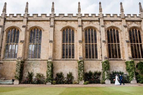 Best wedding venues in and around Cambridge by Art & Story Studio | Thirty-one separate colleges and campuses make up Cambridge University and some of them are available for civil ceremonies and wedding receptions. #wedding #weddingtips #weddingvenues #weddingadvice #cambridge #cambridgewedding #cambridgeweddingphotographer Cambridge Wedding, Oxford College, College Wedding, Cambridge Uk, Boho Style Wedding, Relaxed Wedding, Cambridge University, Art Story, Civil Ceremony