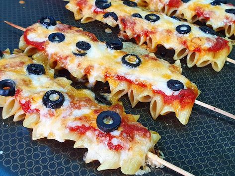 Pasta Pizza Sticks, Food Skewers Ideas, Stick Food Ideas, Pasta On A Stick Appetizer, Pasta Skewers Appetizers, Pizza Skewers, Pasta Sticks, Pasta Skewers, Skewer Ideas