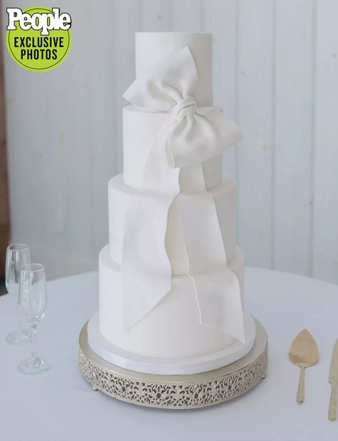 Wedding Cake Designs With Pearls, Simple 3 Tier Wedding Cake Buttercream, White Bow Wedding Cake, Wedding Cake Modern Elegant, Wedding Cakes With Bows, Wedding Cake Old Money, Taylor And Soph Wedding, White Wedding Cakes Elegant, Black Tie Wedding Cake