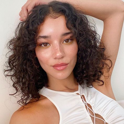 Tashi Rodriguez on Instagram: “Procrastinating 😉 @hair_by_jlis brought my hair back to life 🥺🙌🏼” Short Haircuts Wavy Hair, Tashi Rodriguez, French Bob, Natural Glowy Makeup, Haircuts For Wavy Hair, Hairdos For Curly Hair, Hair Back, Face Photography, Curly Hair Cuts