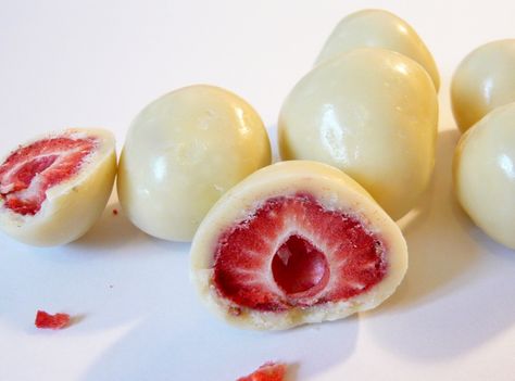 White Chocolate | ... , whole straweberries, covered in a creamy looking white chocolate Yogurt Covered Strawberries, White Chocolate Covered Strawberries, Strawberry Mochi, White Chocolate Strawberries, Chocolate Photos, Chocolate Art, Freeze Dried Strawberries, I Love Chocolate, Strawberry Dip