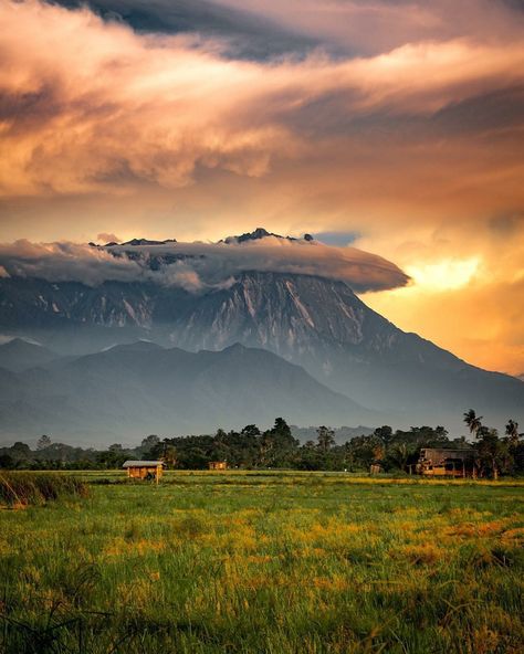 Kundasang Sabah View, Mount Kinabalu Wallpaper, Gunung Kinabalu Sabah, Kinabalu Mountain, Mt Kinabalu, Choco Jar, Mount Kinabalu, Black Phone Background, Malaysia Travel