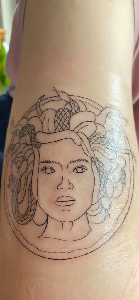 #medusaaesthetic #medusa #tattoo #tattooideas #tattoosforwomen Medallion Tattoo, Medusa Medallion, Medusa Tattoo, Tattoos For Women, Tattoos