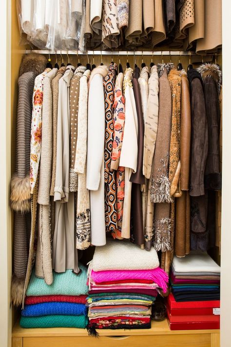 Boho Closet Ideas, Dressing Closet, Southern Aesthetic, Manhattan Apartment, Color Catalog, Deco Luminaire, Closet Inspiration, Style Deco, Walk In Wardrobe