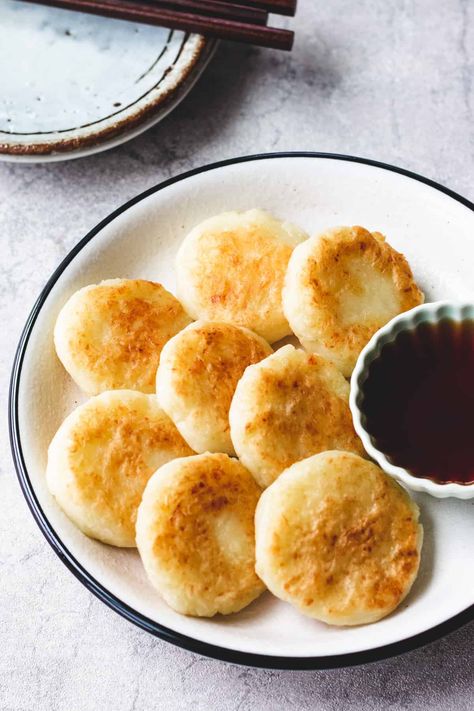 Potato Mochi, Rice Flour Pancakes, Healthy Japanese Recipes, Japanese Rice Cake, Onigiri Recipe, Mochi Cake, Mochi Recipe, Easy Potato Recipes, Tofu Dishes