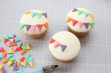 Bunting cupcake tutorial Summer Fair Ideas, Summer Cupcakes, Cupcakes Fondant, Cupcake Queen, Fondant Cupcake Toppers, Summer Fair, Cupcakes Decorados, Rainbow Cupcakes, Cheesecake Cupcakes