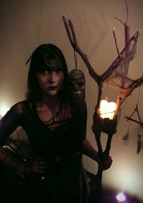 Swamp witch #halloween #costume #diy #voodoo #bones #feathers #skull #glowingstick Wierd Girl Halloween Costume, Swamp Witch Costume, Witch Halloween Costume Diy, Bayou Halloween, Voodoo Party, Swamp Queen, Swamp Witch, Witch Party, Ren Fair