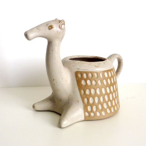 Camel Art, Camels Art, Pottery Pots, Vase Art, Clay Vase, Art Animals, Clay Animals, Ceramics Pottery Art, Ceramics Projects