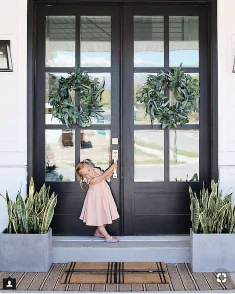 Double Door Entryway, Black Front Door, Front Door Inspiration, Double Door Entrance, Front Door Styles, Beautiful Front Doors, Black Front Doors, Gorgeous Doors, Double Front Doors