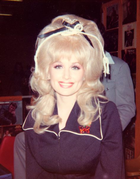 Dolly Parton Pictures, Country Music Singers, Hello Dolly, Dolly Parton, Big Hair, Vintage Hairstyles, Up Girl, Country Music, Her Hair