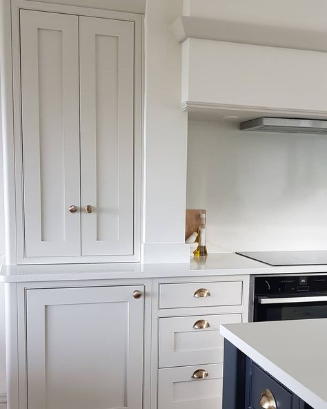 Farrow and ball school house white Brass mobs and pulls School House White Kitchen, Farrow And Ball School House White, School House White Farrow And Ball, School House White, Farrow And Ball Kitchen, House White, Kitchen Images, Kitchen Paint Colors, Farrow And Ball