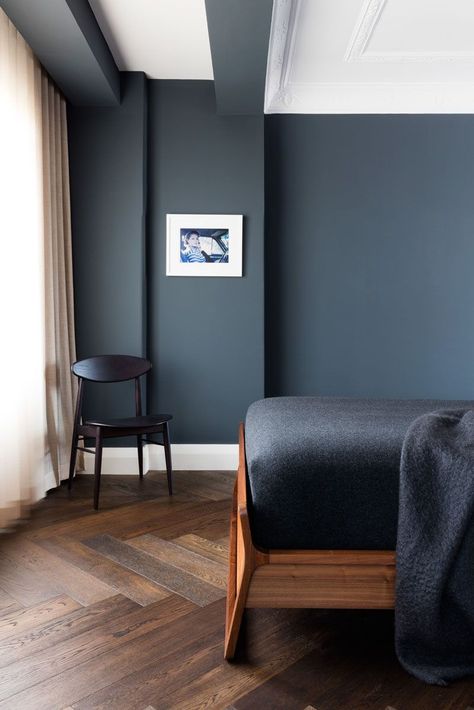 16 Inspirational Pictures Of Herringbone Floors // Dark wood was used on this floor to work with the other dark elements to create a moody feel in this bedroom. Design Interior Modern, Mid Century Modern Room, Minimalist Dekor, Interior Boho, Interior Design Minimalist, Minimal Interior Design, Mid Century Modern Bedroom, Dekorasi Kamar Tidur, Dark Wood Floors