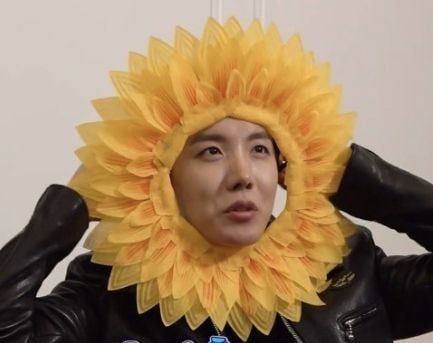 Jhope With Flower, Jhope Flower, Yellow Widgets, Bts Craft, Mini Wallpaper, Hobi Bts, Best Boyfriend, Boys Over Flowers, Bts Lockscreen