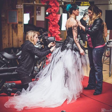 Rock Wedding Dress, Biker Wedding Dress, Train Black And White, Punk Wedding Dresses, Heavy Metal Wedding, Punk Rock Wedding, Leather Wedding Dress, Weddind Dress, Biker Wedding