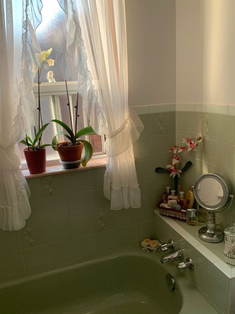 Cottage Core Restroom, Coquette Grandma Aesthetic, Grandma Apartment Aesthetic, Grandma Bathroom Aesthetic, Grandma Era Aesthetic, Grandma Astetic, Cozy Grandma Aesthetic, Grandma Maximalism, Grandma Core Decor