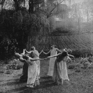 Victorian Photography, Film Ideas, Arte Occulta, Istoria Artei, Vintage Witch, Season Of The Witch, Arte Obscura, Beltane, Foto Vintage